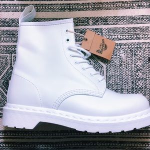 Dr. Martens Mono 1460's